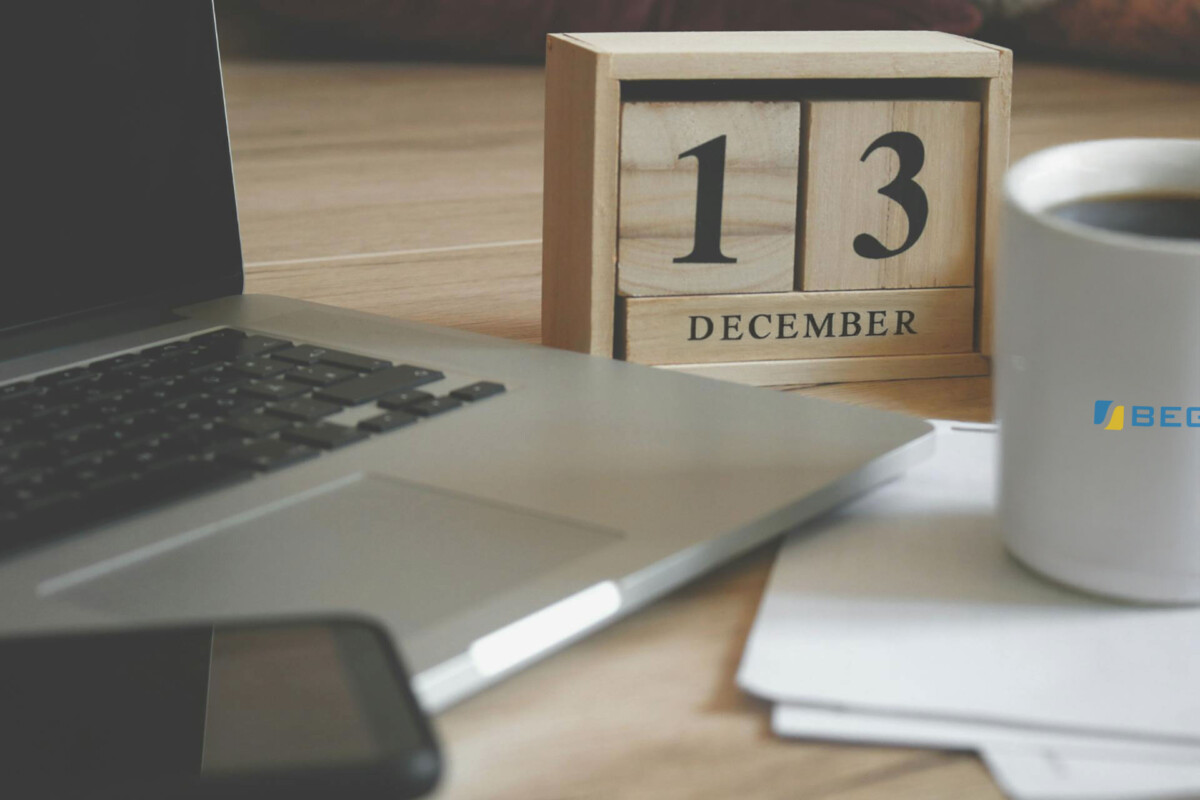 dator, kalender, kaffekopp