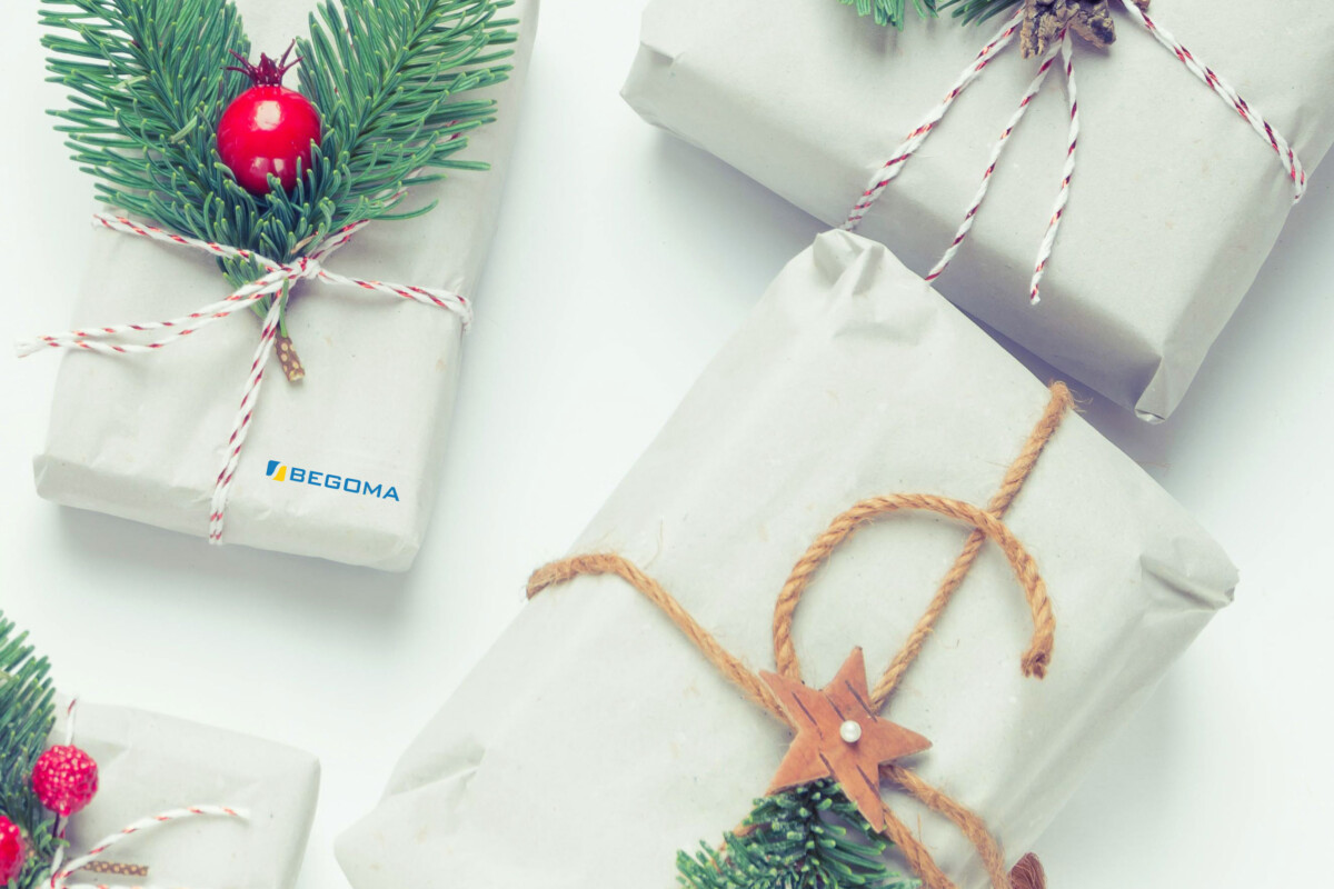 Julklappar med vitt inslagspapper