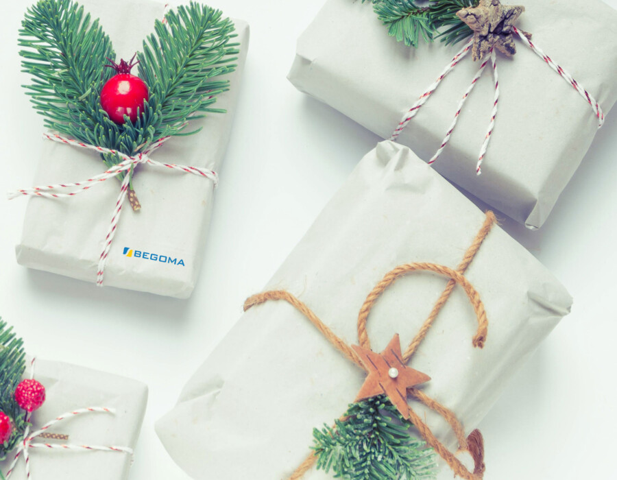 Julklappar med vitt inslagspapper