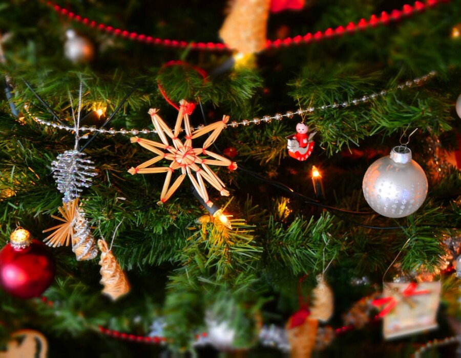 julgran med pynt