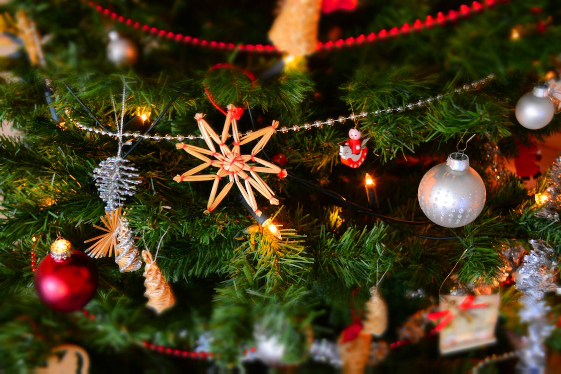 julgran med pynt